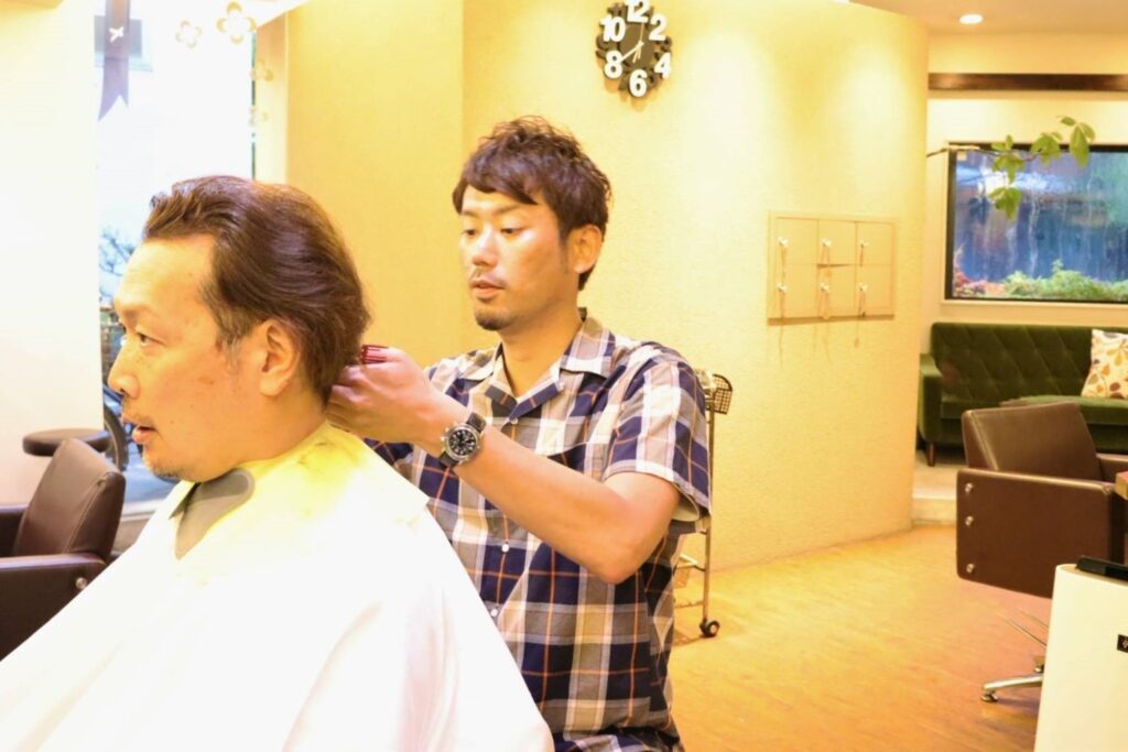 ヘアープロデュースSyanka(しゃんか)で、オーナー前羽さんにカットをしてもらう平澤Dr.