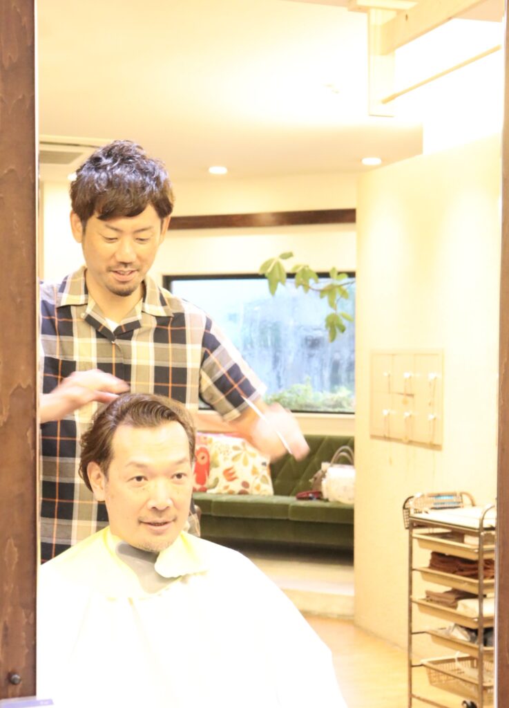 ヘアープロデュースSyanka(しゃんか)で、オーナー前羽さんにカットをしてもらう平澤Dr.