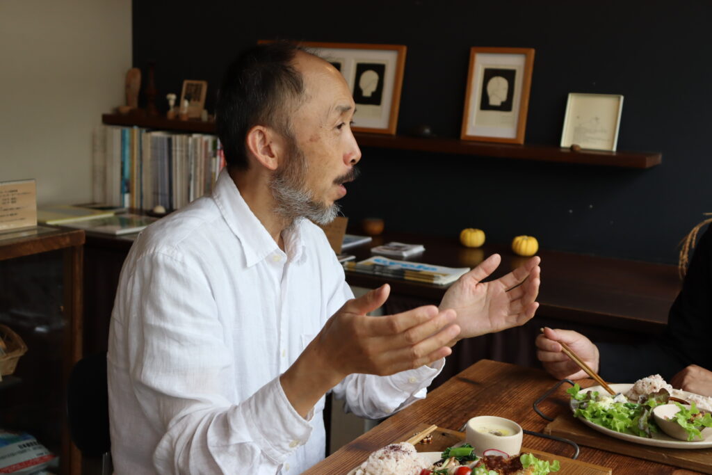 長屋をレトロモダンに改装したオーガニック料理のデリバリーとランチのお店 米ディナンバー1 オーナー大辻竹まつさん